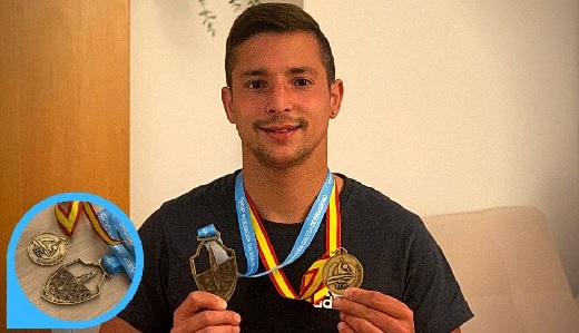 Enrique Navas "Tite" junto a sus dos últimas medallas